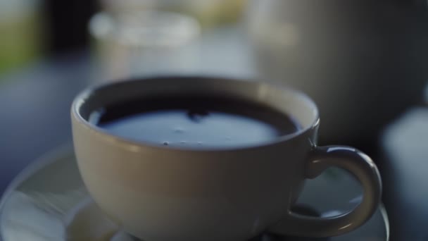这段视频捕获了放在茶托上的一杯咖啡 展示了这两种物品的简单而优雅的组合 — 图库视频影像