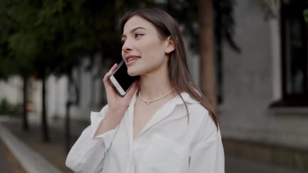 Giovane Donna Piedi Sulla Strada Parlare Telefono Cellulare Con Amico — Video Stock