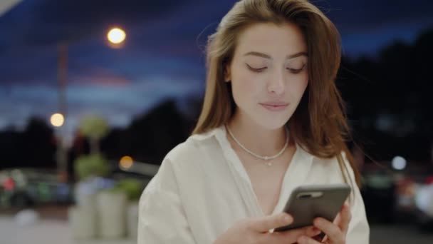 Junge Schöne Frau Tippt Sms Auf Dem Smartphone Während Des — Stockvideo