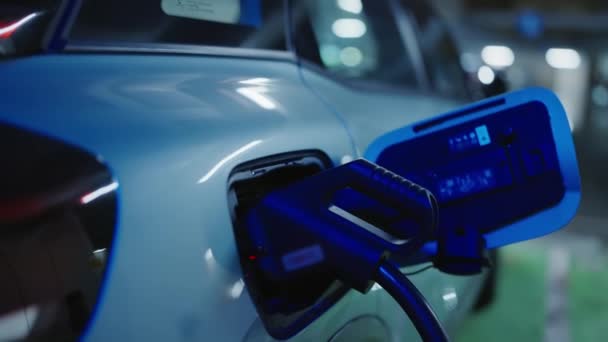 Ten Film Rejestruje Proces Ładowania Samochodu Elektrycznego Stacji Ładowania Prezentując — Wideo stockowe