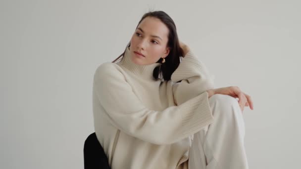 Mulher Morena Nova Bonita Com Suéter Branco Calças Sentadas Uma — Vídeo de Stock