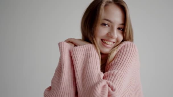Молода Красива Жінка Рожевому Язаному Светрі Посміхається Дивиться Камеру Студії — стокове відео