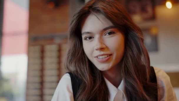 Siyah Katmanlı Saçları Mutlu Bir Gülümsemesi Olan Genç Bir Kadın — Stok video