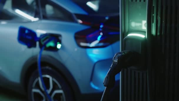 Elektro Ladestation Für Elektroautos Auf Modernen Parkplätzen Grüne Energie Und — Stockvideo