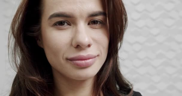 Vacker Ung Kaukasisk Kvinna Med Perfekta Tänder Ler Mot Kameran — Stockvideo