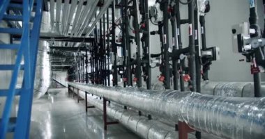Araba lastikleri ve cam üretiminde kullanılan metal boru ve vanalarla dolu bir bina. Üretim araçları için su kaynağı olan bir şehirde..