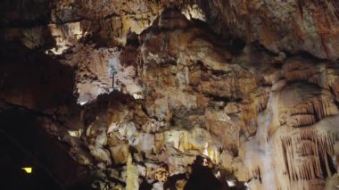 Bu videoda, bir grup insan bir mağaranın içinde, eşsiz özelliklerini keşfederken görülebilir..
