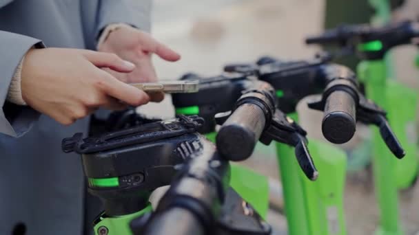 Vídeo Capturando Uma Pessoa Segurando Celular Frente Uma Linha Bicicletas — Vídeo de Stock