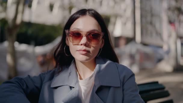 Mujer Con Gafas Sol Sentada Banco Una Zona Pública Mujer — Vídeos de Stock