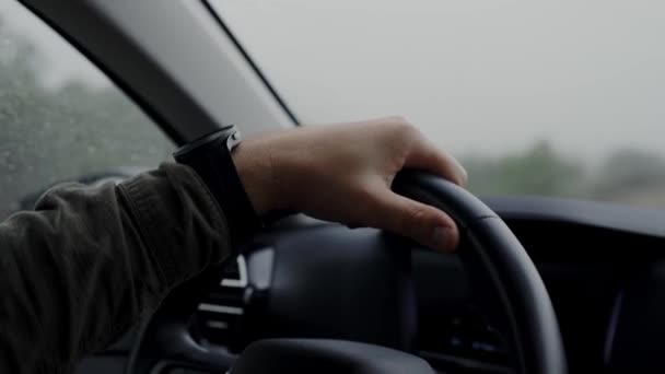 Ten Film Rejestruje Scenę Osoby Mocno Chwytającej Kierownicę Samochodu Wykazującej — Wideo stockowe