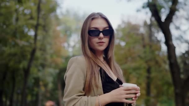 Una Mujer Con Gafas Sol Está Tomando Café Parque Disfrutando — Vídeos de Stock