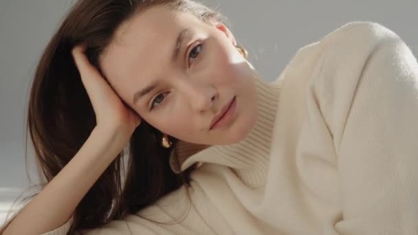 Wanita Berambut Coklat Muda Yang Cantik Dengan Sweater Putih Dan — Stok Video