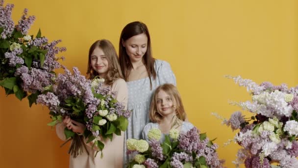 Glückliche Frauen Mit Töchtern Halten Schöne Fliederfarbene Sträuße Der Hand — Stockvideo