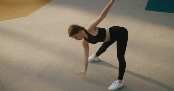 Bir Kadın Spor Salonunda Yoga Pozu Veriyor Esnekliğini Gücünü Gösteriyor — Stok video