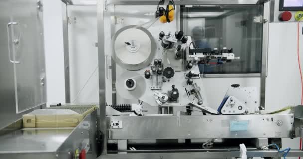 Una Máquina Hecha Aluminio Encuentra Una Sala Limpia Una Fábrica — Vídeo de stock