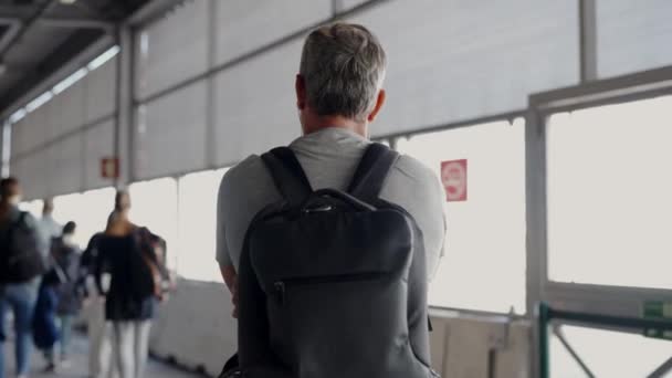 Cette Vidéo Capture Homme Portant Sac Dos Alors Traverse Aéroport — Video