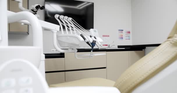 Der Arztpraxis Steht Ein Zahnarztstuhl Umgeben Von Schränken Und Anderen — Stockvideo