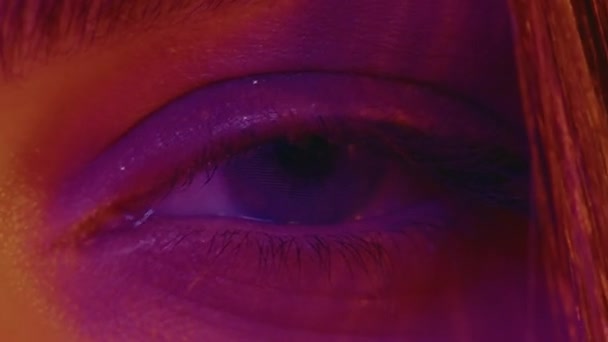 Detailní Pohled Ženské Oko Třpytivými Očními Stíny Neonovém Světle Žena — Stock video