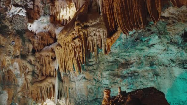 天井からぶら下がるストラクタイトな形状の豊富な地下洞窟を探索する — ストック動画