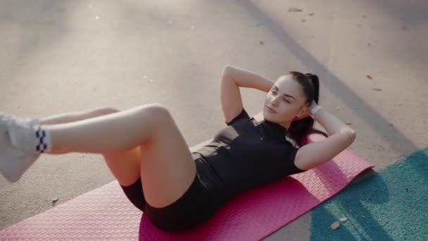Sebuah Video Menampilkan Seorang Wanita Beristirahat Tikar Yoga Merah Muda — Stok Video
