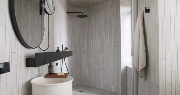 Nowoczesne Wnętrze Łazienki Prysznicem Umywalka Płytki Ścienne Lustro Stylowym Mieszkaniu — Wideo stockowe