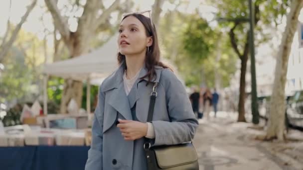 Ein Video Von Einer Frau Die Mit Einer Handtasche Auf — Stockvideo