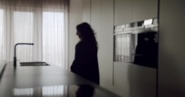 Vrouw Aanraken Van Aanrecht Van Keuken Eiland Genieten Van Appartement — Stockvideo