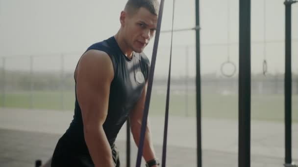 Hombre Joven Con Cuerpo Muscular Tiene Entrenamiento Gimnasio Aire Libre — Vídeos de Stock
