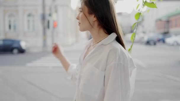 Beyaz Gömlekli Genç Güzel Bir Kadın Şehirde Sokakta Yürüyor Işe — Stok video