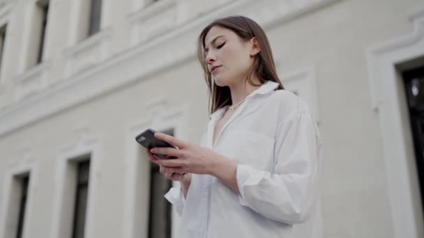 Młoda Kobieta Przedsiębiorca Wysłać Wiadomość Przez Smartfona Aby Rozwiązać Ważne — Wideo stockowe