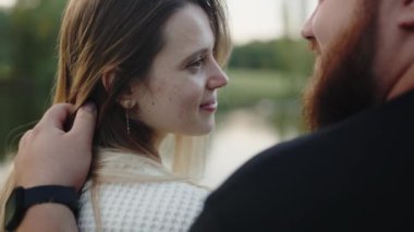 Romantik bir buluşmada doğaya sarılan ve birbirlerine bakan aşk çifti çifti yakınlaşır. Mutlu erkek ve kadın birlikte vakit geçiriyor. İlişkide şefkat