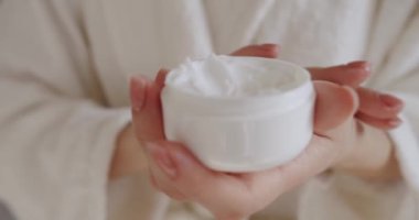 Güzel bir kadın el derisine krem sürüyor, ağır çekimde. Kadın elinin bakımı. Kapatın. Uygulamalı nemlendirici el kremi sürüyorum ki ıslansın. Güzel bayan evde el kremi sürüyor..