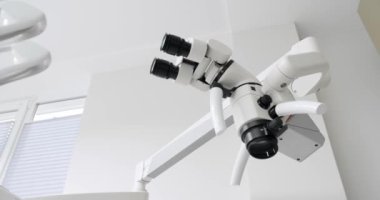 Tıbbi klinikte diş mikroskobu var ama insan yok. Modern Dişçi Ofisi. Modern diş hekimi. Diş sağlığı kliniği ekipmanları.