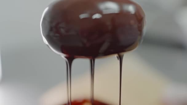 Närbild Färska Körsbär Doppas Choklad Fondue Beredning Sötsaker Och Godis — Stockvideo