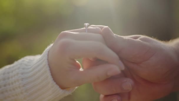 Närbild Manliga Hålla Kvinnlig Hand Och Göra Äktenskap Frieri Utomhus — Stockvideo