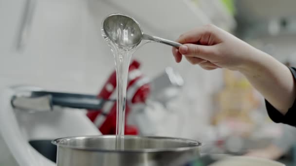 Kadın Şefin Ele Tutuşması Pasta Pişirmek Için Jelatinin Hazır Olup — Stok video
