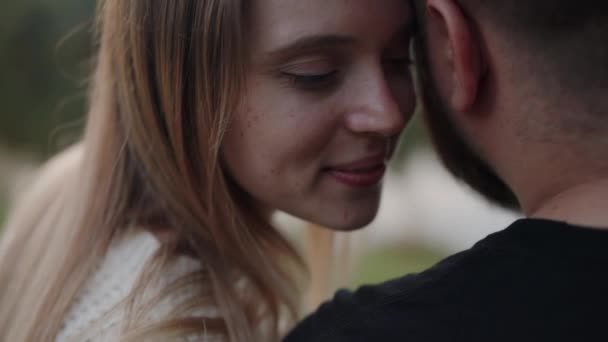 Een Paar Mannen Vrouwen Die Samen Zitten Tijdens Een Romantisch — Stockvideo