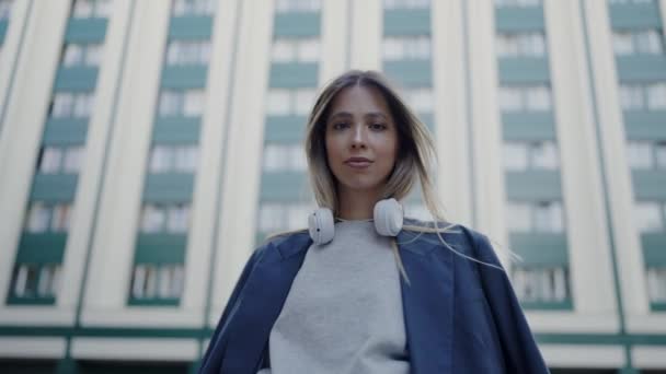 Mujer Bonita Con Estilo Con Auriculares Caminando Por Calle Ciudad — Vídeos de Stock