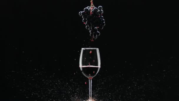 Ramo Uva Colgando Sobre Vidrio Con Vino Tinto Vino Tinto — Vídeo de stock