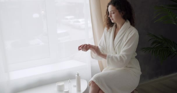 Mooie Vrouw Aanbrengen Crème Hand Huid Behandeling Dermatologie Cosmetische Met — Stockvideo