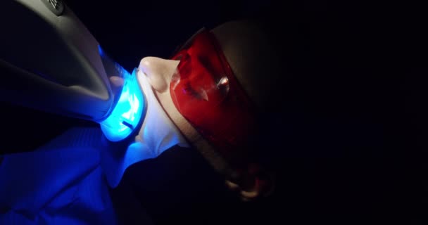 Процедура Відбілювання Зубів Ультрафіолетовою Світлою Лампою Сучасній Клініці Жінка Пацієнтка — стокове відео