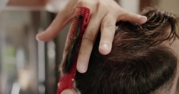 Mendapatkan Layanan Dari Penata Rambut Stylist Potongan Rambut Modern Salon — Stok Video