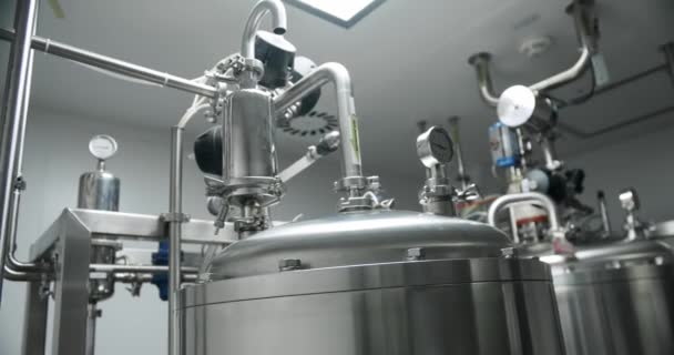 净水工业设备 药厂水的配制 清洗和处理的制药技术设备设施 净化饮用水的设施 — 图库视频影像