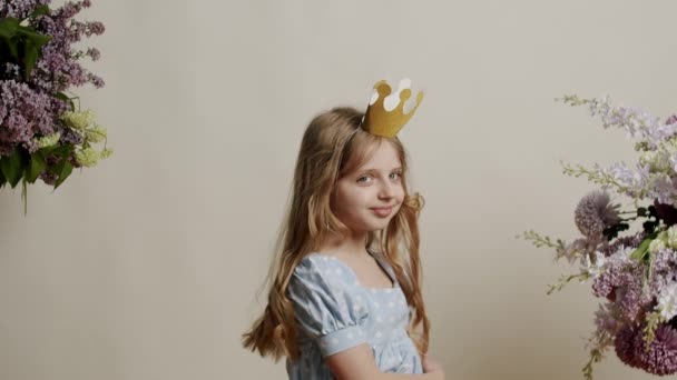 Den Åriga Lilla Flickan Ljusblå Klänning Och Guldkrona Lycklig Vit — Stockvideo