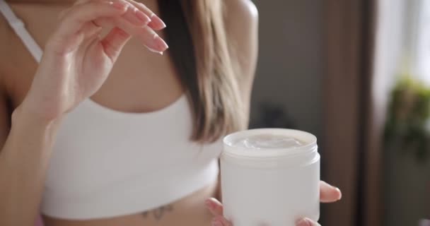 Mulher Bonita Aplicando Creme Pele Mão Câmera Lenta Cuidado Com — Vídeo de Stock