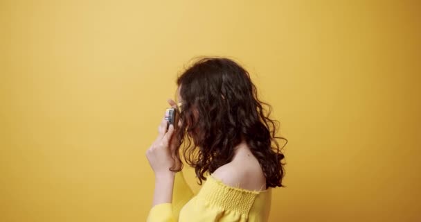 Egy Fiatal Lány Mosolyog Lefényképez Egy Sárga Hátterű Retro Kamerával — Stock videók