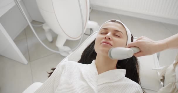Cosmetólogo Profesional Realiza Procedimientos Faciales Salón Belleza Con Una Paciente — Vídeos de Stock