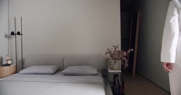 Bedroom Minimalist Apartment White Tones Modern Big Picture Black Lamp — 图库视频影像
