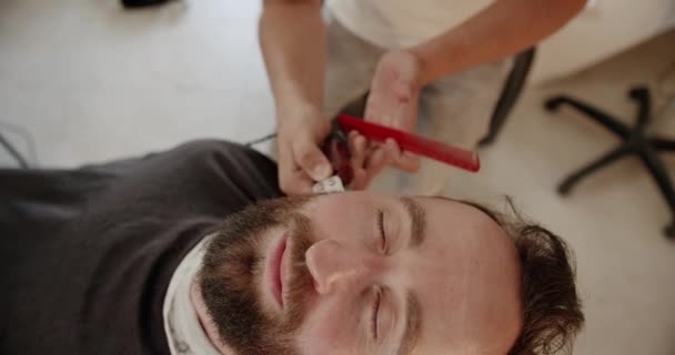 Hombre Guapo Conseguir Nuevo Peinado Con Trimmer Eléctrico Primer Plano — Vídeos de Stock