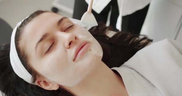 Beautician Cosmetologist Εφαρμόζει Καλλυντικό Προϊόν Gel Peeling Μάσκα Σπάτουλα Skincare — Αρχείο Βίντεο